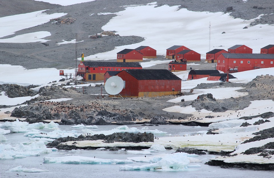 An Argentinian station in one of the towns in Antarctica with some houses