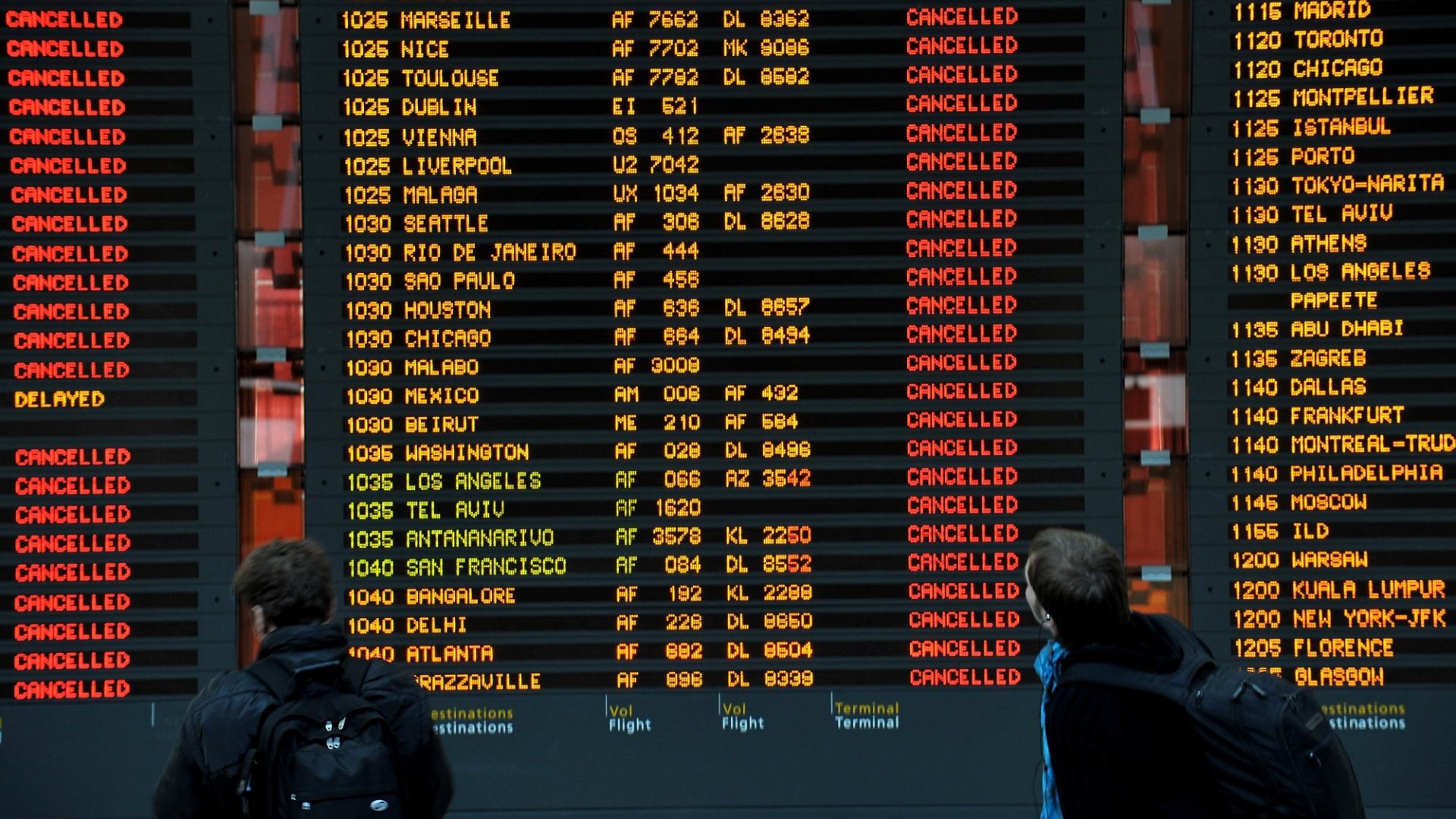 Unexpected Storms Diverted 100 American Airlines Flights, Cancel Hundreds