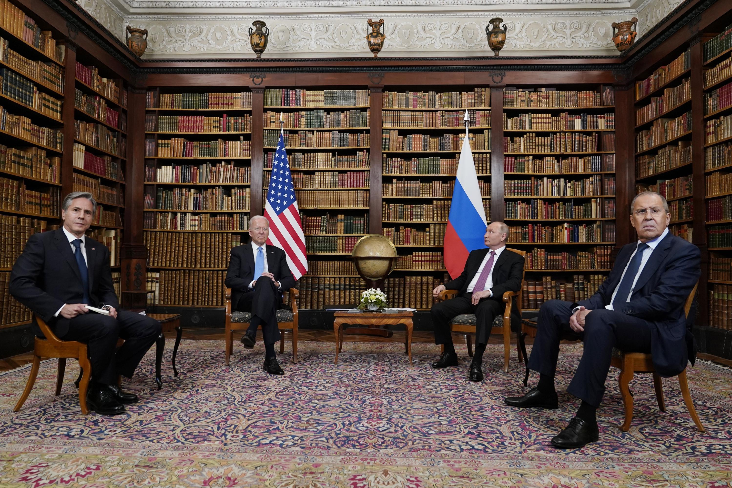 Joe biden and putin in a meeting with their foreign ministers