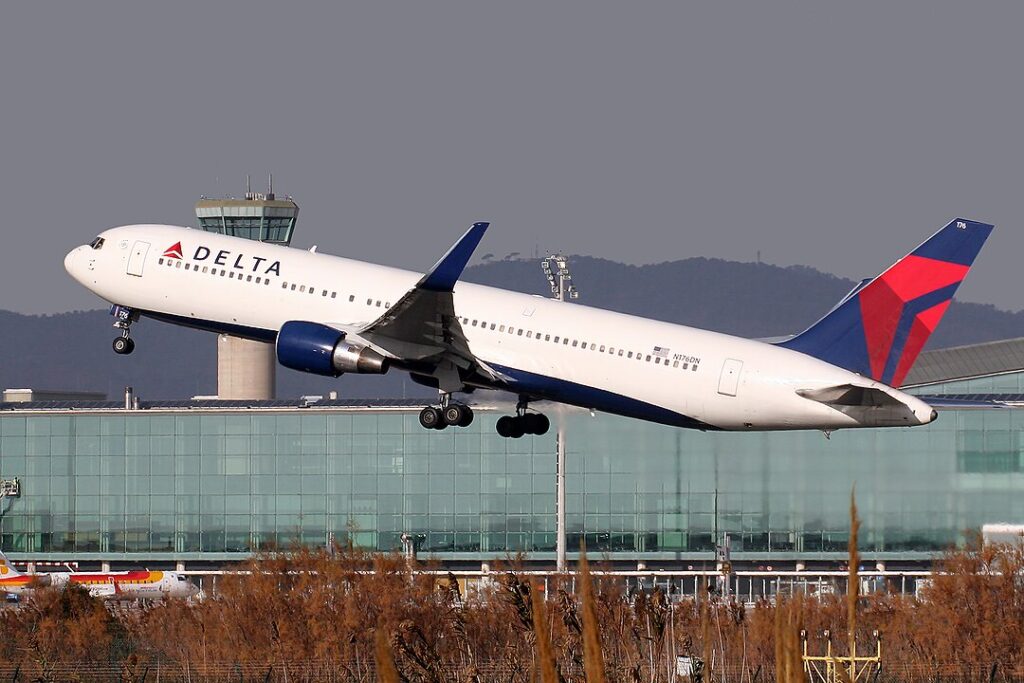 Delta Passengers Told To Be Grateful As Their Plane Didn’t Crash In The Sea